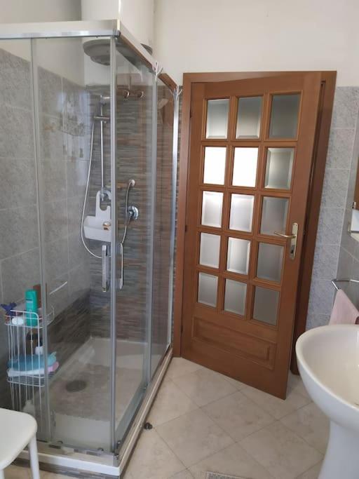 łazienka z prysznicem, toaletą i umywalką w obiekcie Casa graziosa con ampio cortile per i tuoi momenti all'aperto w mieście Alghero