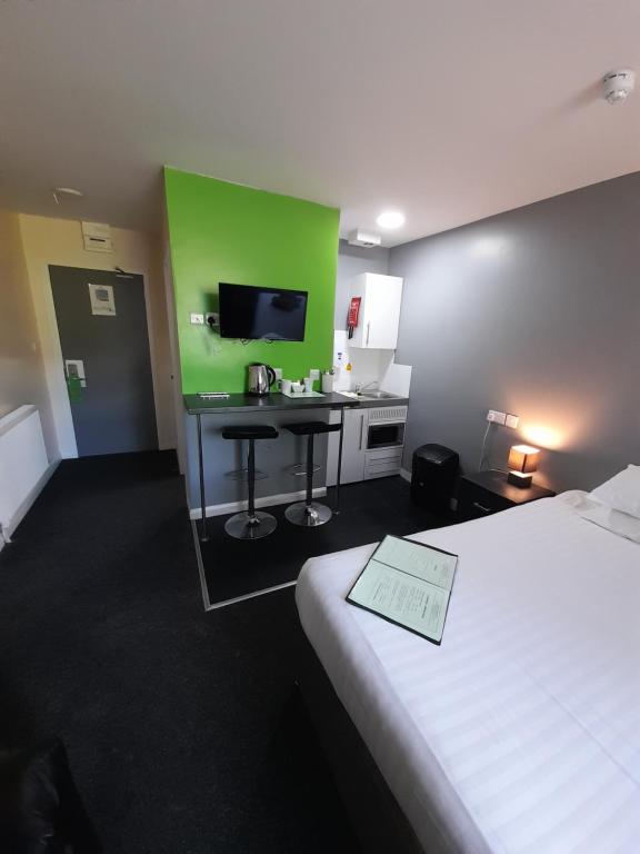 Postel nebo postele na pokoji v ubytování Lymedale Suites Studios & Aparthotel in NEWCASTLE UNDER LYME & STOKE