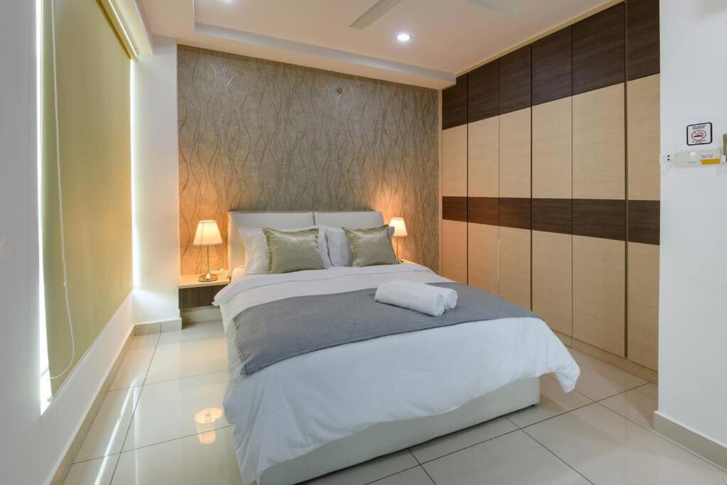 Un dormitorio con una gran cama blanca con dos almohadas. en 2R1B/Seaview Tropical /1~8Pax/Gurney Mansion One, en George Town
