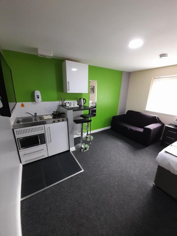 Lymedale Suites Studios & Aparthotel in NEWCASTLE UNDER LYME & STOKE - Superior Triple Room
