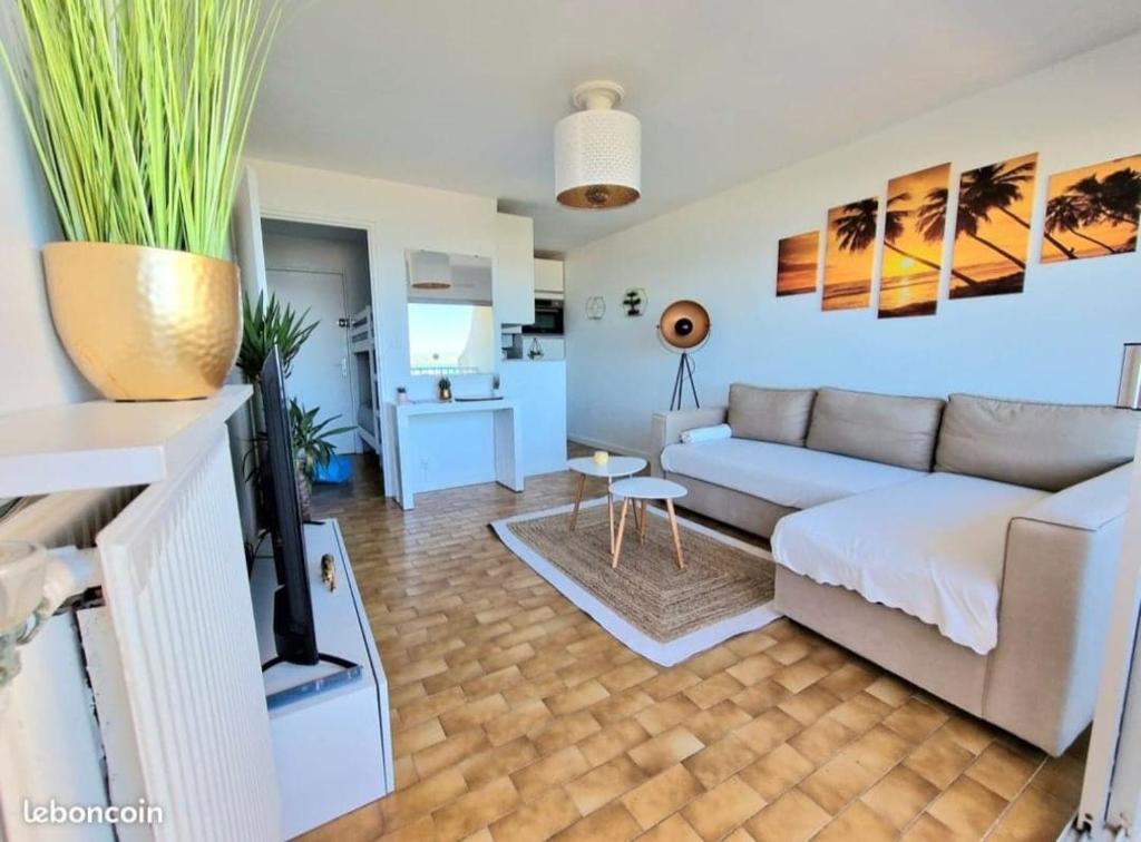 Kuchyňa alebo kuchynka v ubytovaní Appartement 1ere ligne piscine terrasse au bord de la plage front de mer avec 6 vélos