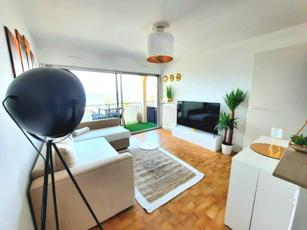 Posedenie v ubytovaní Appartement 1ere ligne piscine terrasse au bord de la plage front de mer avec 6 vélos
