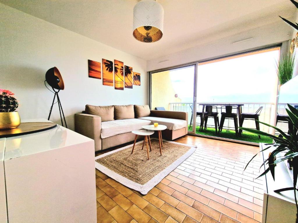Posedenie v ubytovaní Appartement 1ere ligne piscine terrasse au bord de la plage front de mer avec 6 vélos