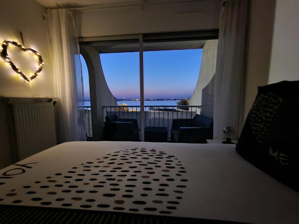 Posteľ alebo postele v izbe v ubytovaní Appartement 1ere ligne piscine terrasse au bord de la plage front de mer avec 6 vélos