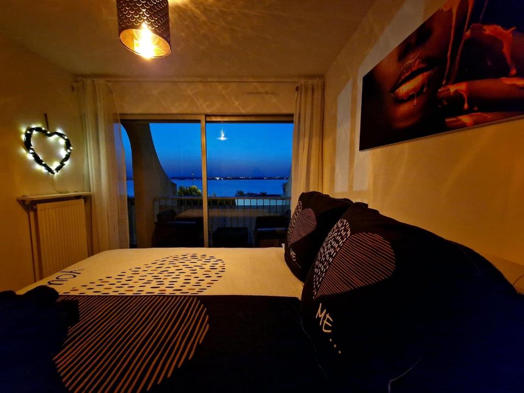 Posteľ alebo postele v izbe v ubytovaní Appartement 1ere ligne piscine terrasse au bord de la plage front de mer avec 6 vélos