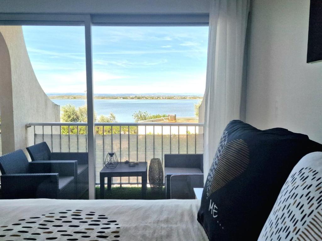 Posedenie v ubytovaní Appartement 1ere ligne piscine terrasse au bord de la plage front de mer avec 6 vélos