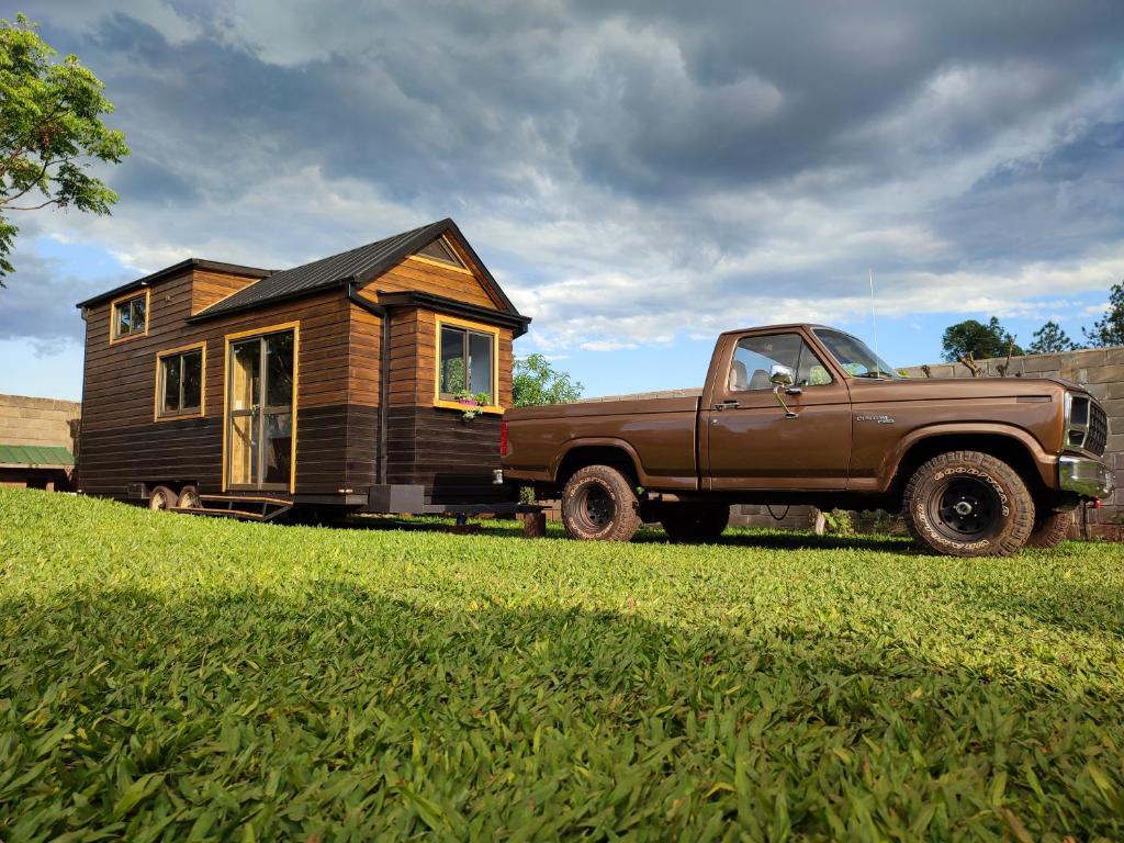 un camión estacionado frente a una casa pequeña en Tiny House Nativa en Montecarlo