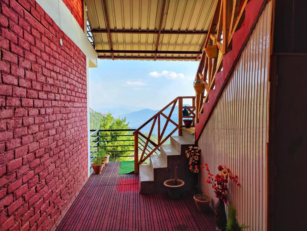 Balkón nebo terasa v ubytování Gadegal Homestay Narkanda - Rooms & Pahadi Café