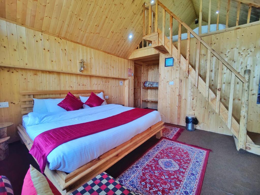Postel nebo postele na pokoji v ubytování Gadegal Homestay Narkanda - Rooms & Pahadi Café