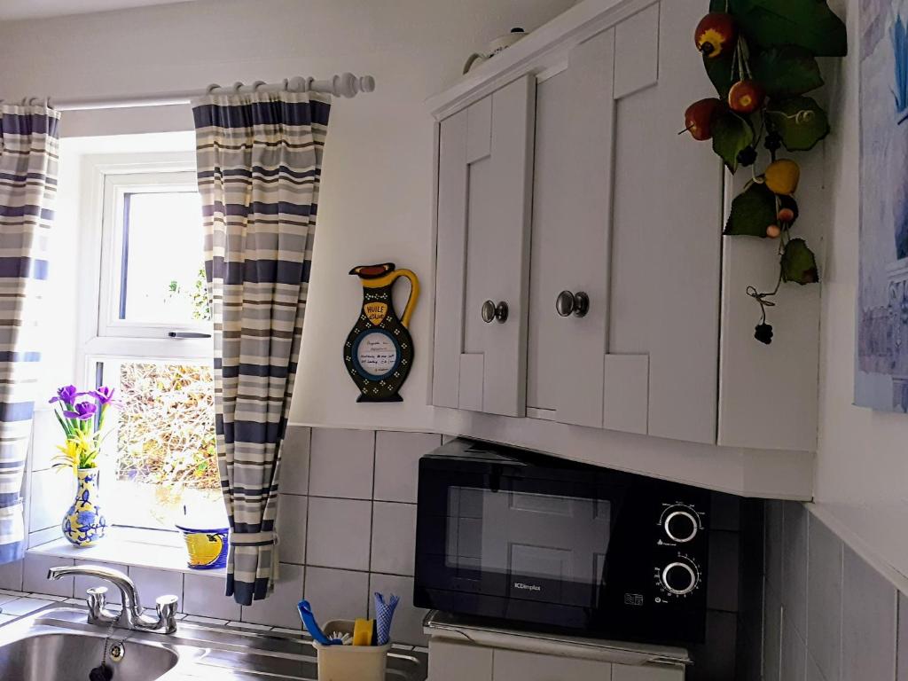Kuchyň nebo kuchyňský kout v ubytování Lackaroe Cottage