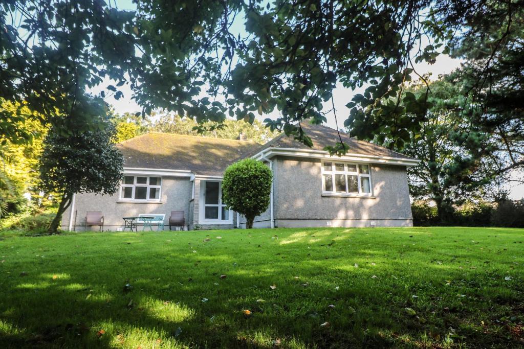 a house with a grassy yard in front of it at Yngywidden in Penzance