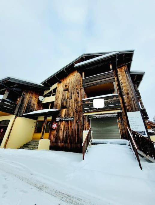 un bâtiment avec de la neige sur le sol devant lui dans l'établissement Grand Studio aux pieds des pistes sans vis à vis, aux Gets