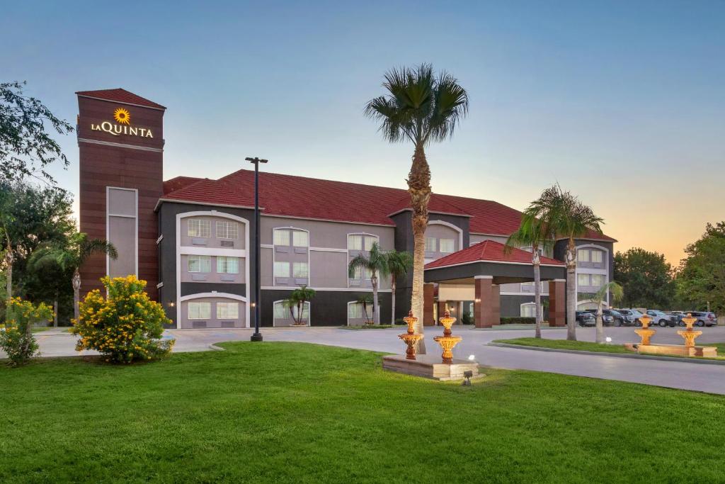 un hôtel avec une pelouse devant un bâtiment dans l'établissement La Quinta by Wyndham Brownsville North, à Brownsville