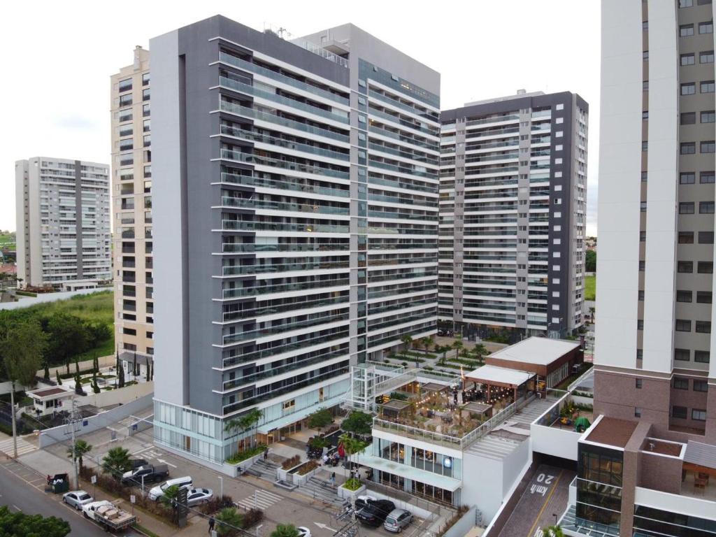 uma vista superior de um edifício alto numa cidade em Flat Duo JK. Lindo e completo em Sao Jose do Rio Preto