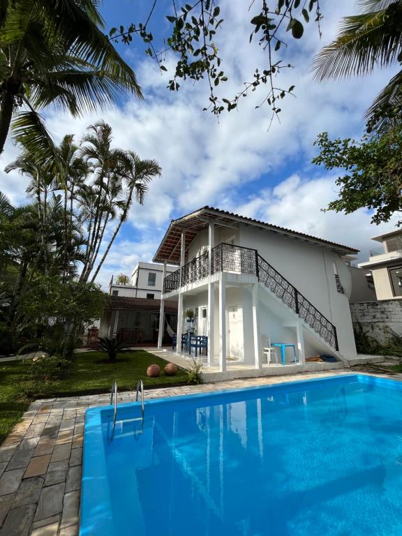 Villa con piscina frente a una casa en Casa da Praia Juquehy JQY, en Juquei