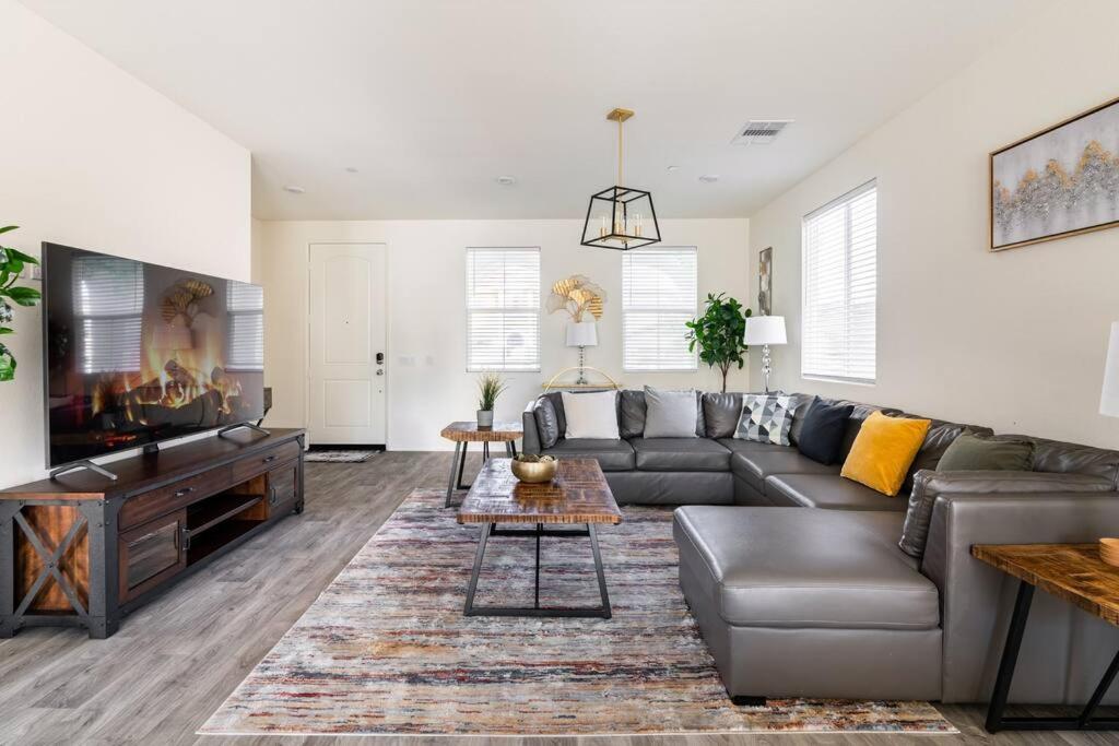 Posezení v ubytování Spacious Modern Home in Sierra Lakes Fontana