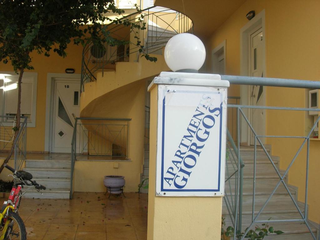 パレオコラにあるGiorgos Apartmentsの建物前柱