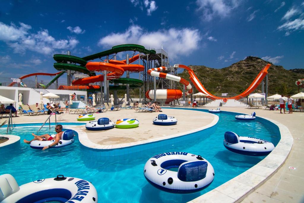 um parque aquático com escorregas e barcos insufláveis em Sun Palace Hotel em Faliraki