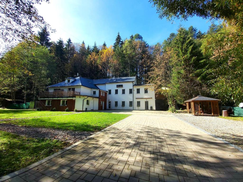 ein großes weißes Haus mit Auffahrt in der Unterkunft Penzión MALINO in Ružomberok
