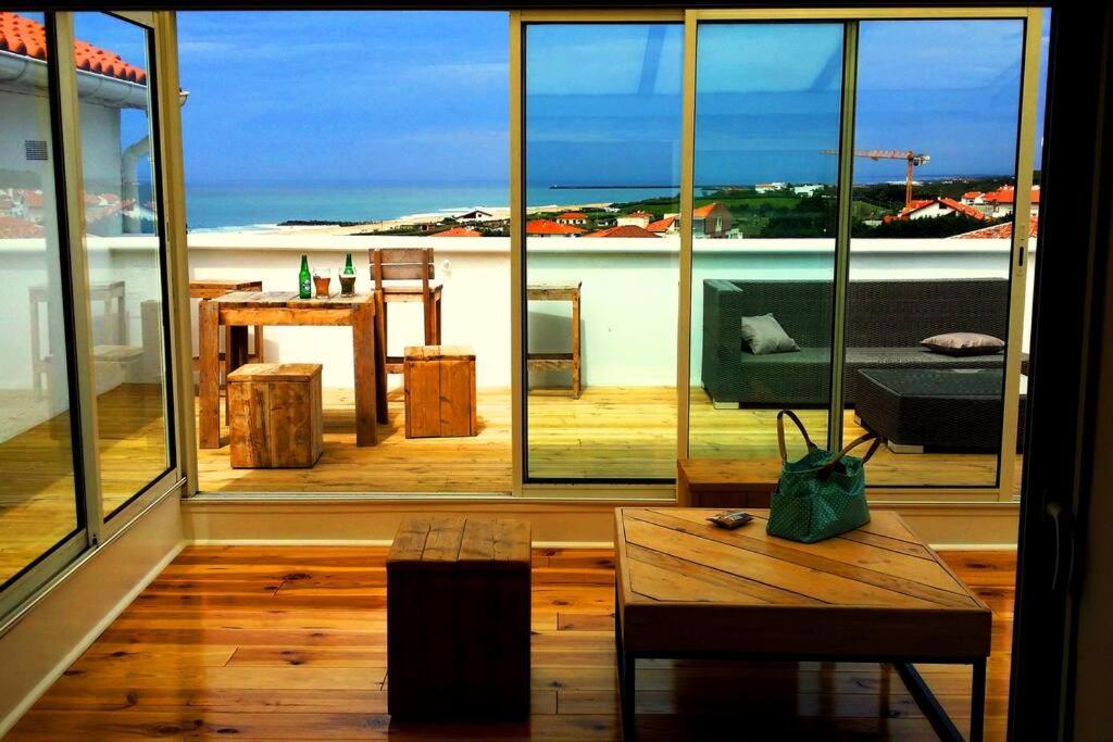 Cette chambre dispose d'une grande fenêtre offrant une vue sur l'océan. dans l'établissement T2 à Anglet grande terrasse vue mer, plage à pied., à Anglet