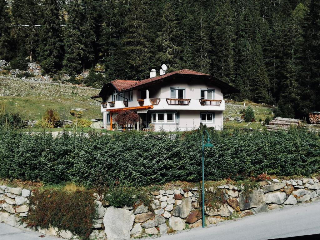 una casa sul fianco di una collina di Haus Barbara a Ochsengarten