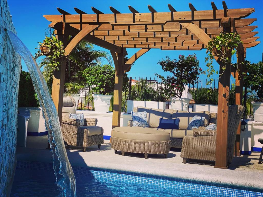 Bazén v ubytování Hotel Suites Mar Elena nebo v jeho okolí