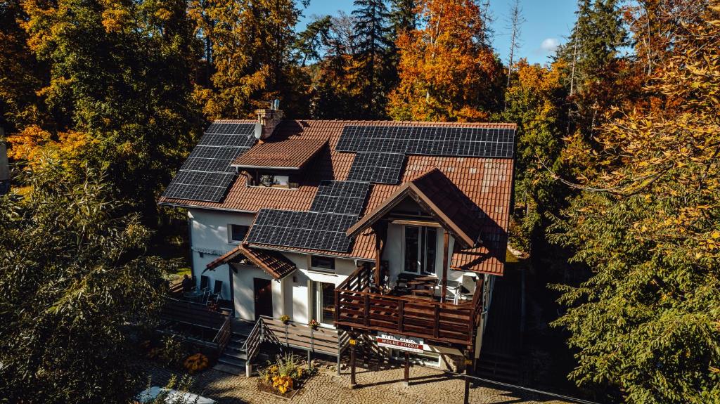z góry widok na dom z panelami słonecznymi na dachu w obiekcie Willa Zacisze Karpacz w mieście Karpacz