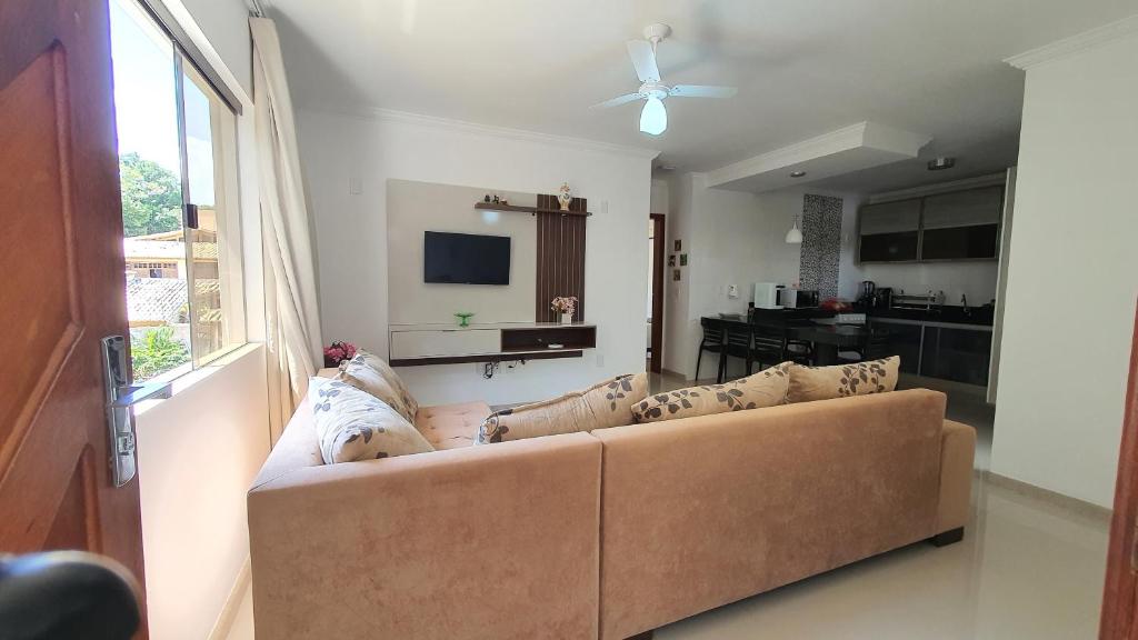 a living room with a couch and a tv at Recanto do Mundaí - Apto 201 in Porto Seguro