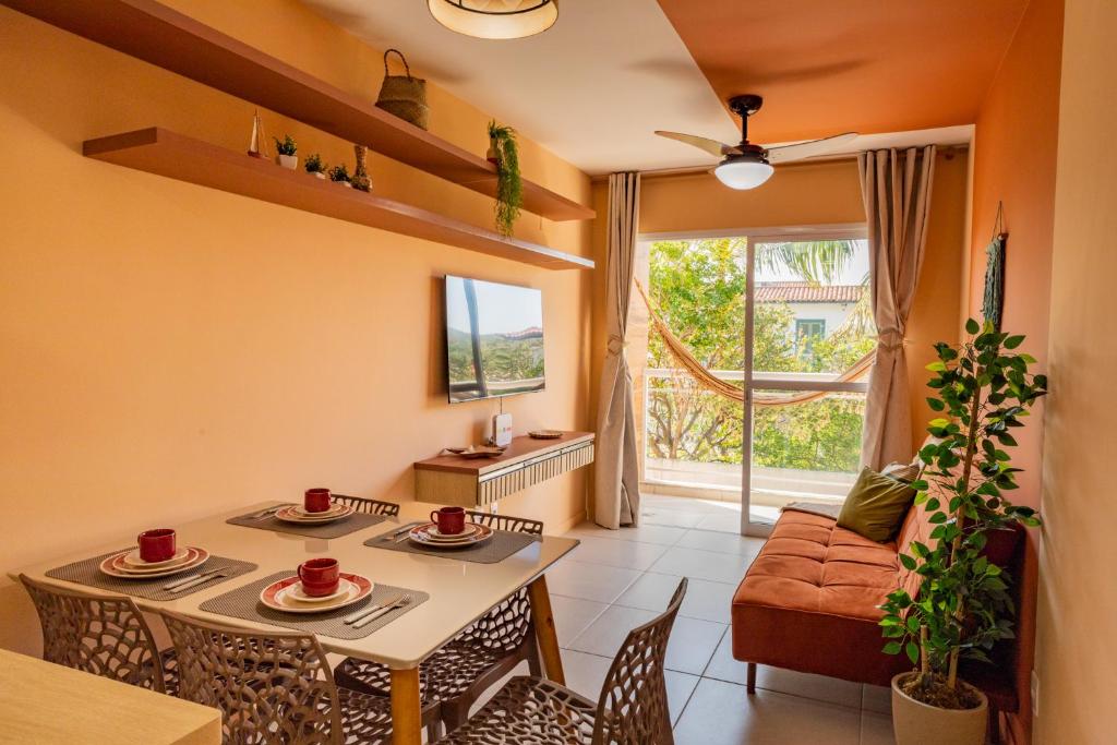 卡波布里奧的住宿－Apartamento 207 Cabo Frio，客厅配有桌椅和窗户。