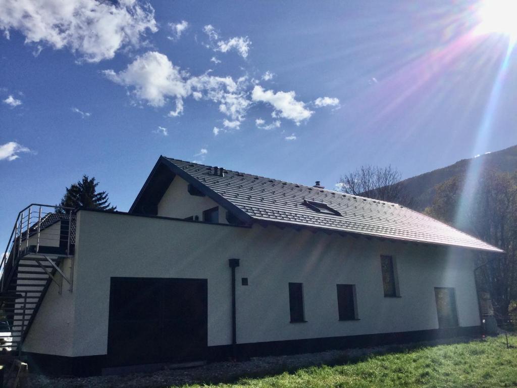 un edificio blanco con techo encima en Murperle en Sankt Michael im Lungau