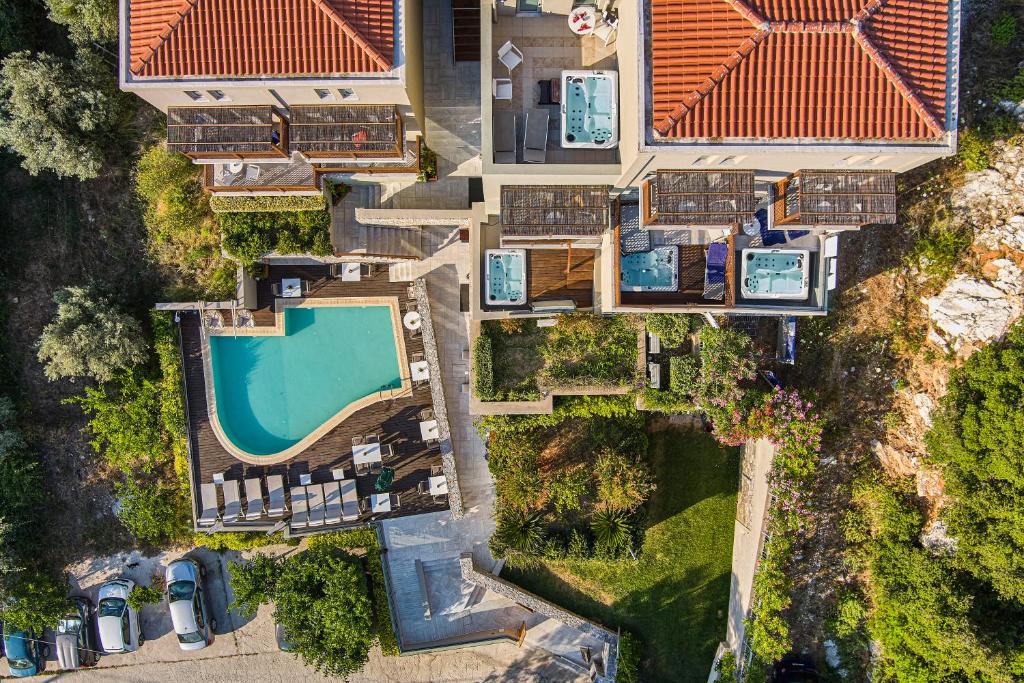 Bazén v ubytování Mystery Skiathos Luxury Residence nebo v jeho okolí
