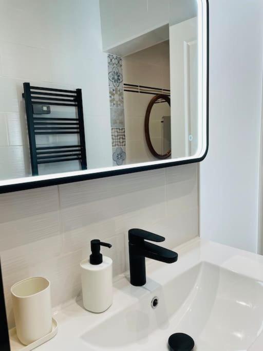 Zdjęcie z galerii obiektu Luxurious 2 rooms - Direct Town Hall - Old Port - w Marsylii
