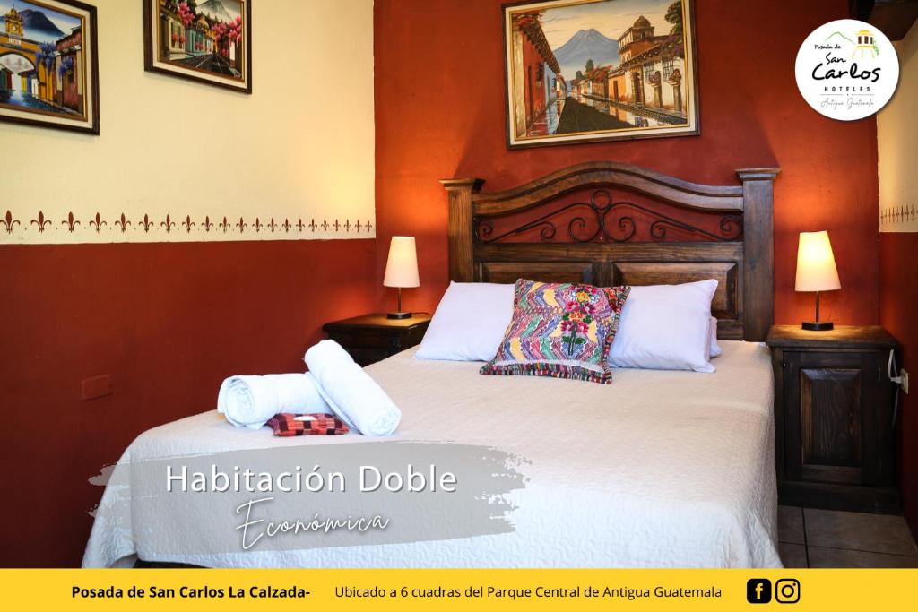 1 dormitorio con 1 cama con 2 toallas en Posada de San Carlos La Calzada, en Antigua Guatemala
