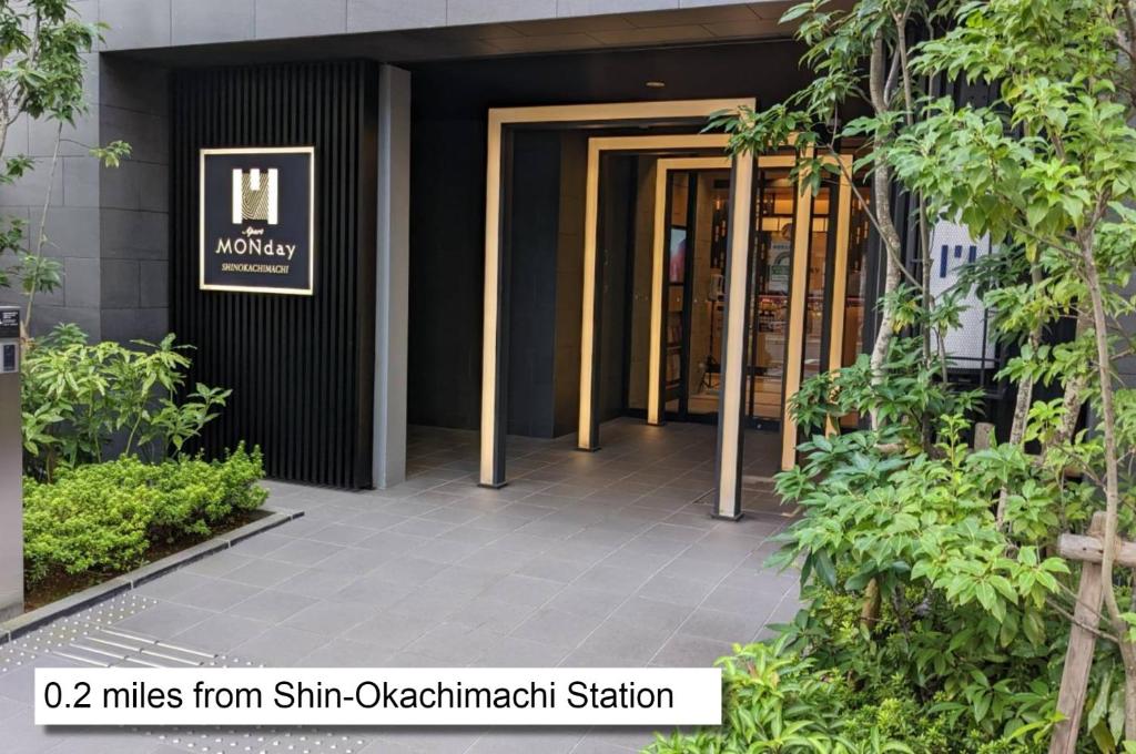 una entrada a un edificio con dos puertas de cristal en MONday Apart Ueno Shinokachimachi en Tokio