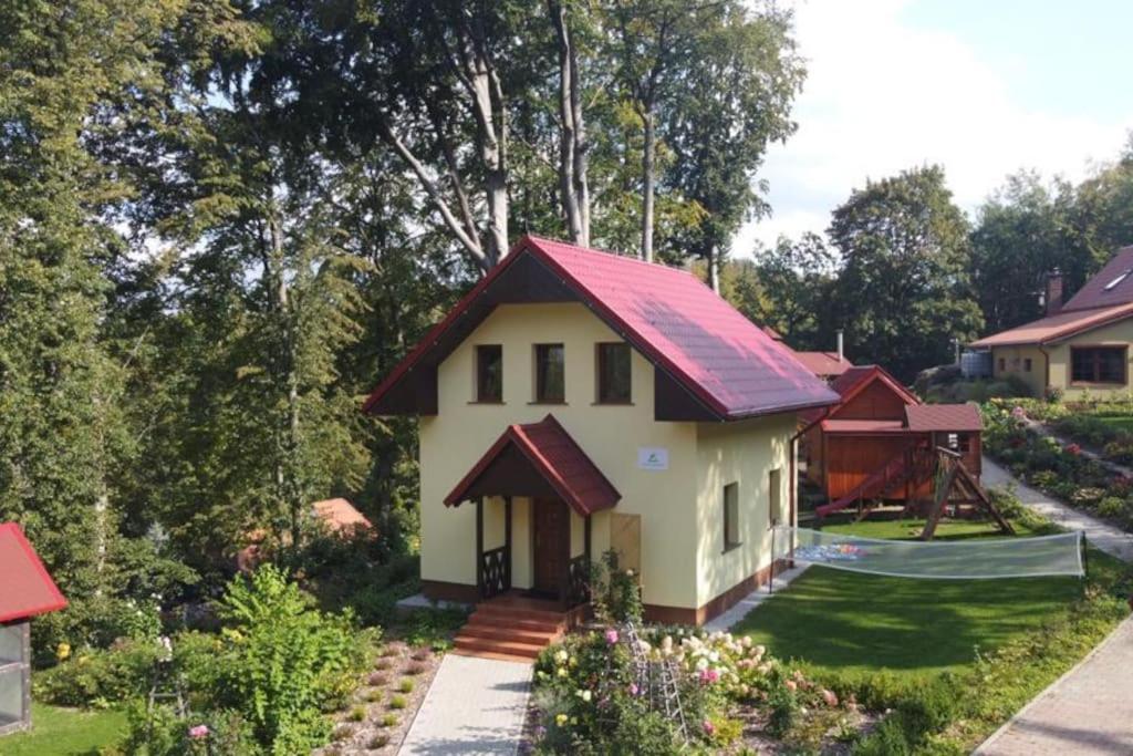 ein Modell eines Hauses mit rotem Dach in der Unterkunft Przestronny Dom w gorach w sercu Karkonoszy in Preseka