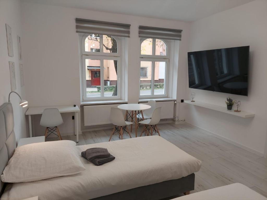 a bedroom with a bed and a flat screen tv at Apartament na weekend in Świdnica