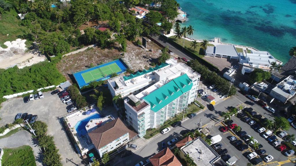 eine Luftansicht eines Hotels am Meer in der Unterkunft Vista Marina Residence in Boca Chica