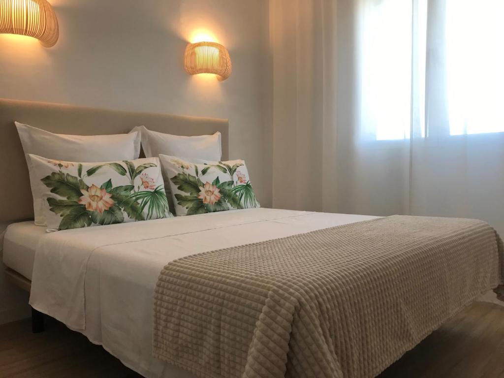 un dormitorio con una cama con dos almohadas en MORAIRA, PRECIOSO ADOSADO al LADO DEL MAR, en Moraira