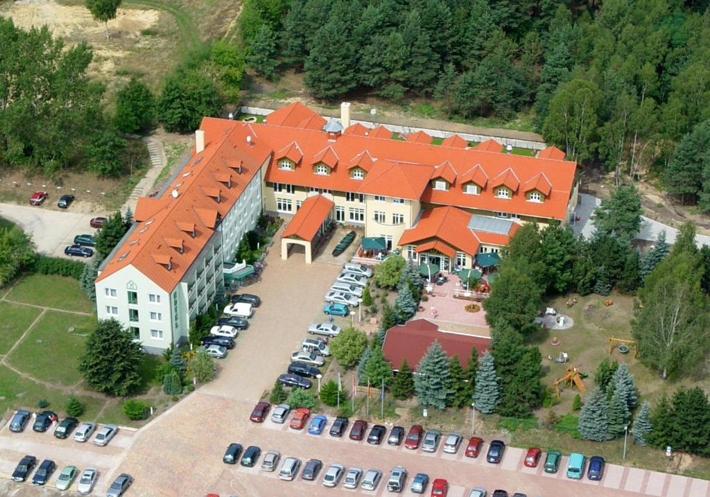 une vue aérienne sur un bâtiment avec un parking dans l'établissement Ferien Hotel Spree-Neisse, à Neuhausen