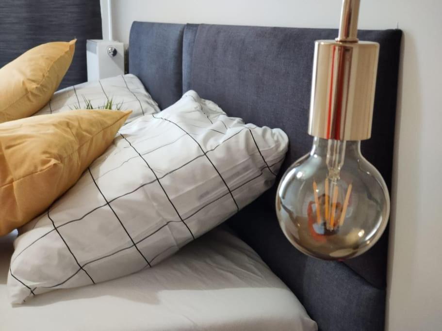 kanapę z poduszkami i lampą w obiekcie Piękny apartament 3-pokojowy w mieście Katowice