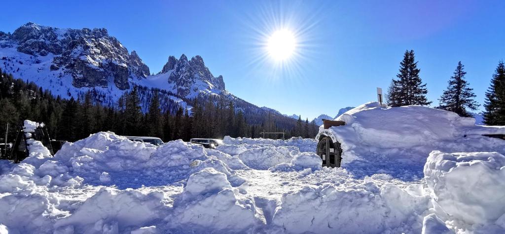 un cumulo di neve di fronte a una montagna di Casa Nonna Teresinella ad Ateleta