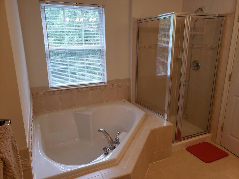 Exquisite 3 bedroom townhouse with Jacuzzi close to BWI