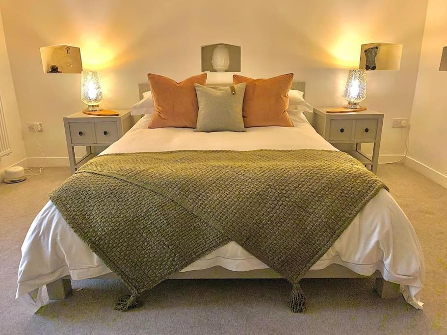 ein Schlafzimmer mit einem großen Bett mit zwei Nachttischen in der Unterkunft City Apartment, 2 min walk to Norwich centre. in Norwich