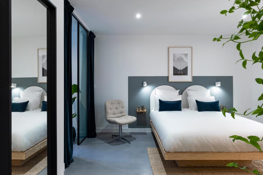 Un pat sau paturi într-o cameră la Baba Hotel