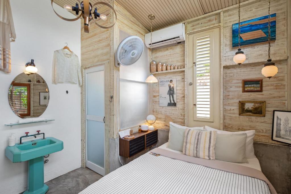 sypialnia z łóżkiem i niebieską umywalką w obiekcie La Botanica Hotel w mieście San Juan