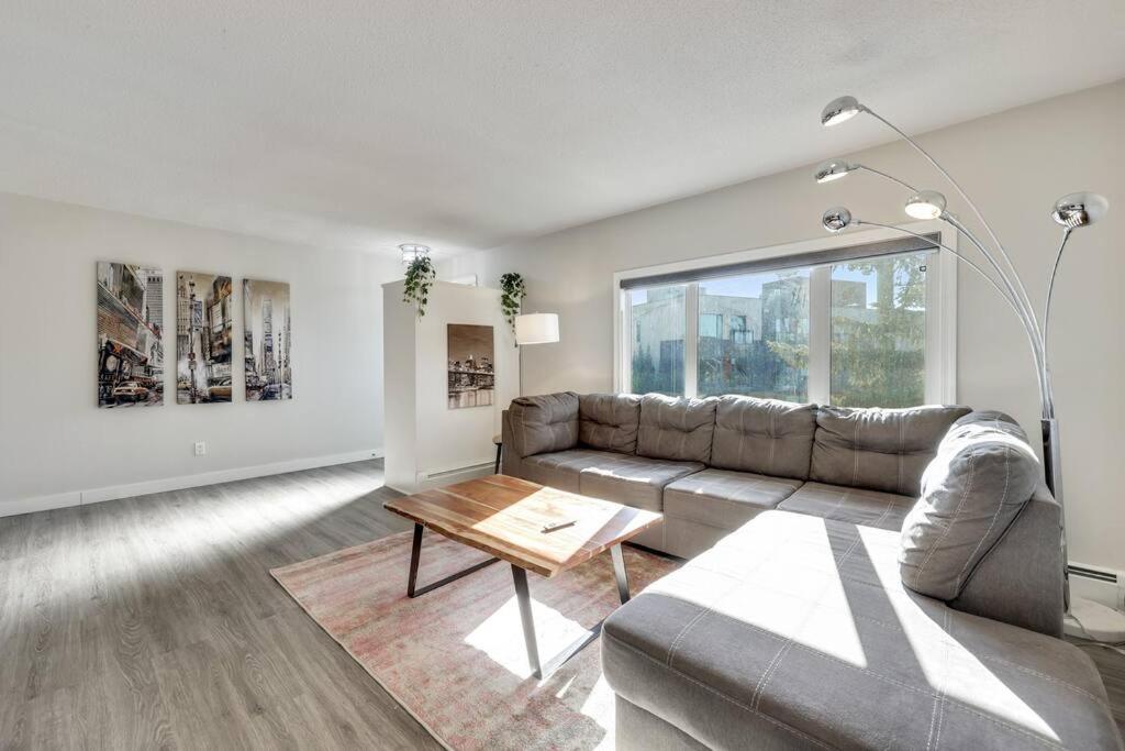 uma sala de estar com um sofá e uma mesa em Roxboro #1 Premium Central 3BR Home Parking, Wifi em Calgary