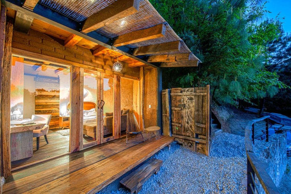 una casa in legno con terrazza e letto di Lofts in The Forest a Avándaro