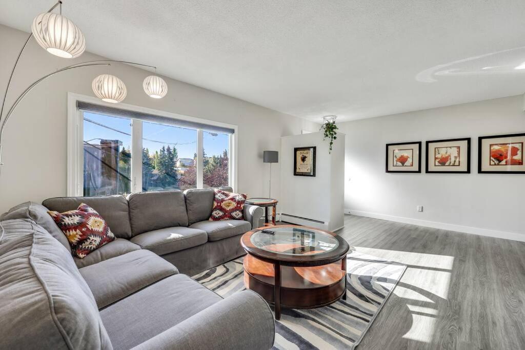 sala de estar con sofá y mesa en Roxboro #2 Premium Central 3BR Home Parking, Wifi, en Calgary