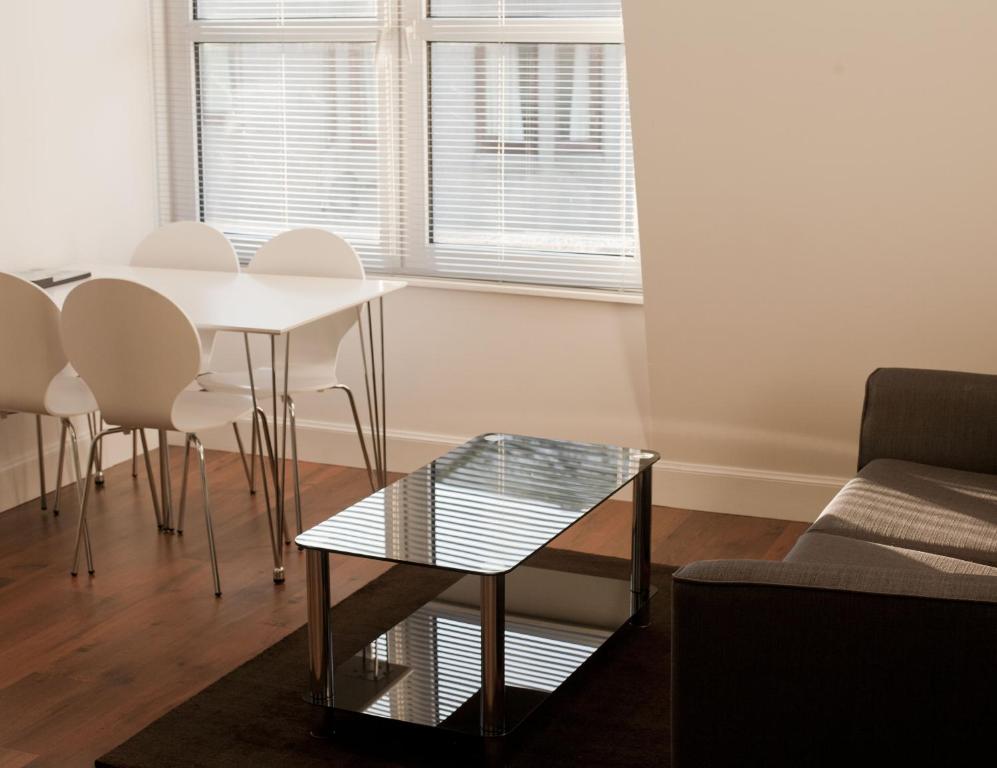 ein Wohnzimmer mit einem Tisch und Stühlen in der Unterkunft Aberdeen Serviced Apartments: Charlotte street in Aberdeen