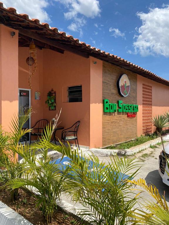 Bom Sossego Pousada DG في ديلميرو غوفيا: مطعم فيه كراسي امام مبنى